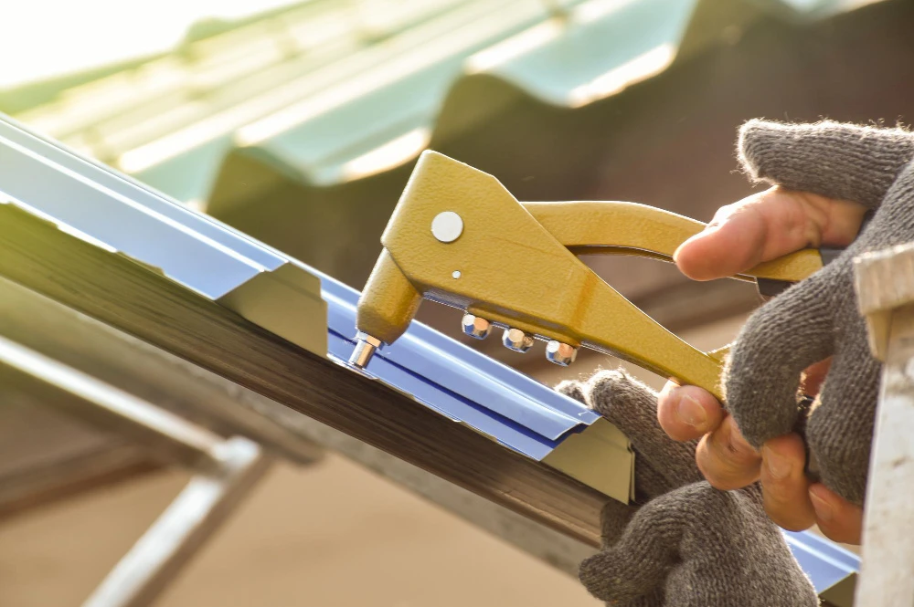 Materiały premium w obróbkach dachowych: Różnice między stalą, miedzią i aluminium oraz ich zastosowanie w modernizacjach dachów